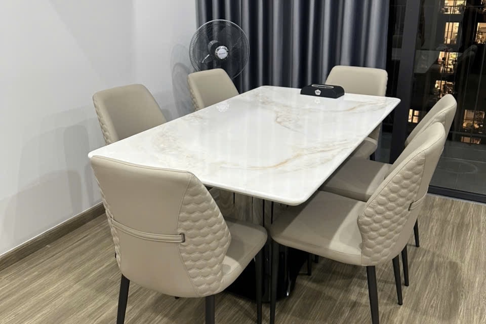 ERADO BÀN GIAO THÀNH CÔNG BỘ BÀN ĂN 6 GHẾ HIỆN ĐẠI CHO GIA ĐÌNH ANH TRÁC Ở MỄ TRÌ