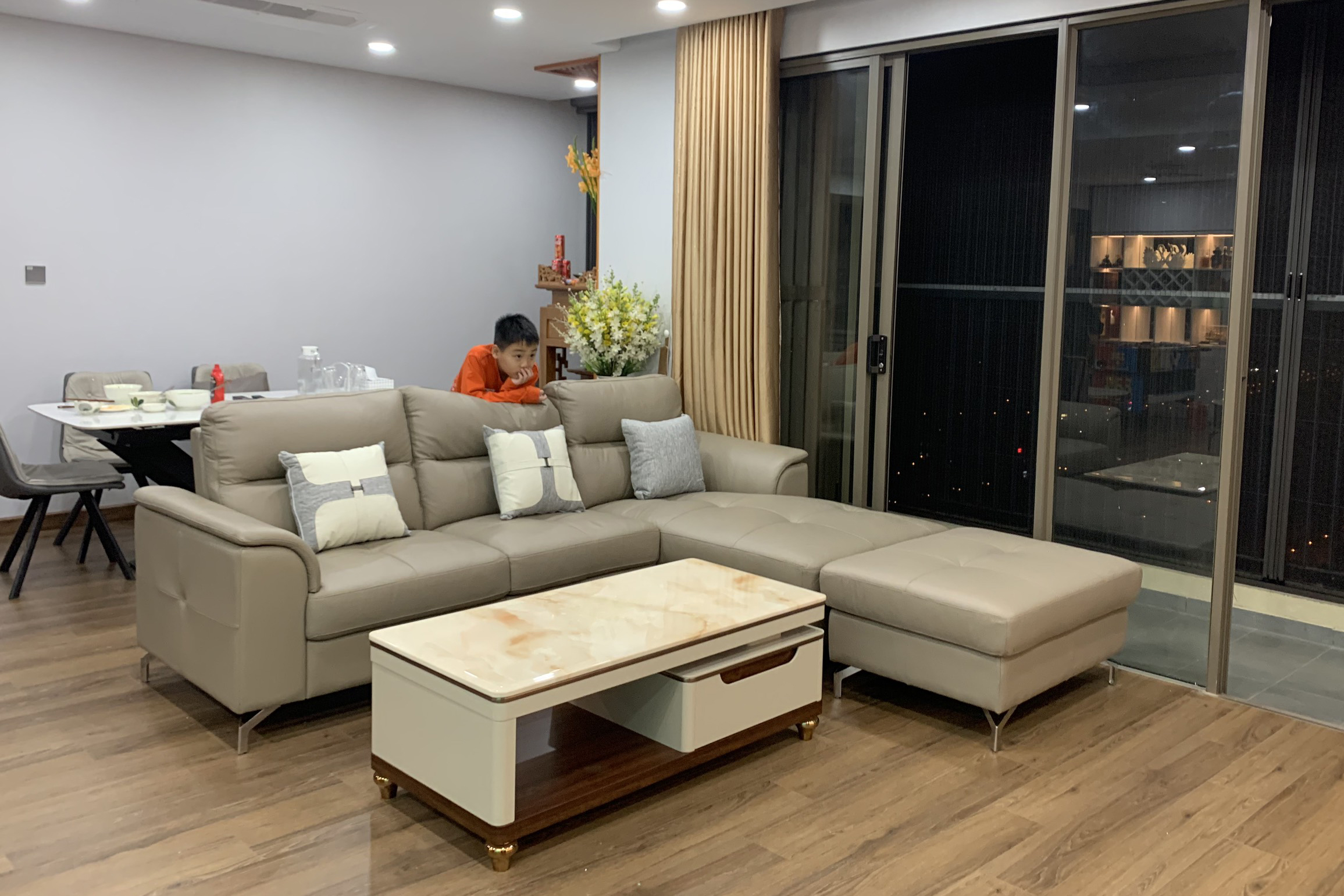 ERADO BÀN GIAO THÀNH CÔNG BỘ SOFA DA THẬT ĐI KÈM BÀN KỆ CHO GIA ĐÌNH CHỊ TRANG Ở AN HƯNG