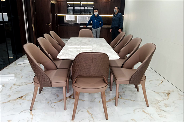 Ngắm phòng bếp ấn tượng của anh Kiên ở Nguyễn Tuân với bộ bàn ăn mặt đá 8 ghế cao cấp của ERADO