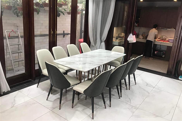 Phòng bếp hiện đại với bàn ăn mặt đá 10 ghế từ ERADO của chị Hương ở Dương Nội