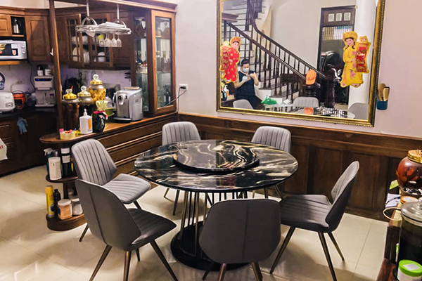 Vẻ đẹp hoàn mỹ đến từ bộ bàn ghế ăn Erado cho phòng bếp của gia đình chị Lan